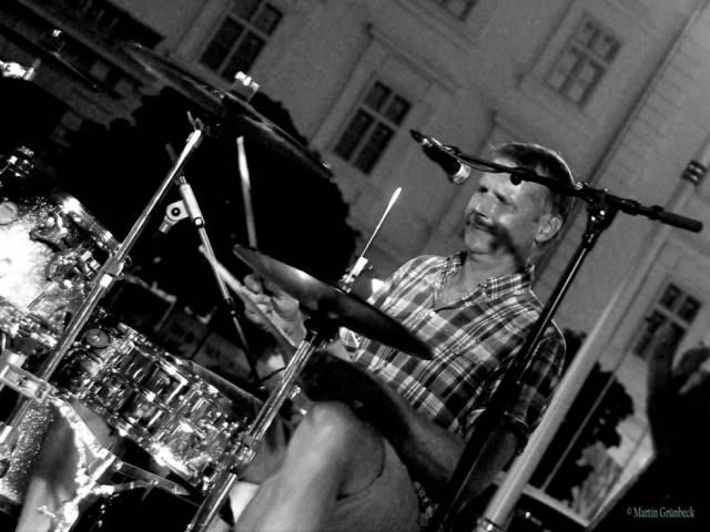 ReinauerAG live @ Rathaus Live Session Korneuburg, 2017, Jens gerö am Schlagzeug, schwarz weiß