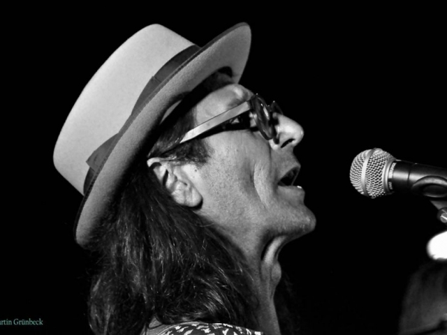 Dixi, singend, Profilaufnahme mit Mikrophon, bei Rathaus Live Session,Korneuburg 2017