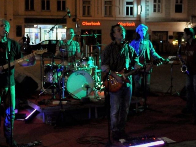 ReinauerAG live am Hauptplatz zu Korneuburg abends, Foto von Martun Gruenbeck